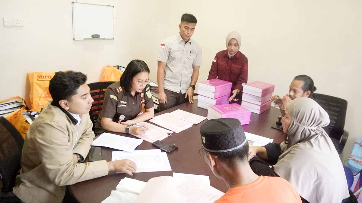 Dugaan Korupsi di DLH Karimun, Kejari Serahkan Dua Tersangka dan 200 Barang Bukti ke JPU