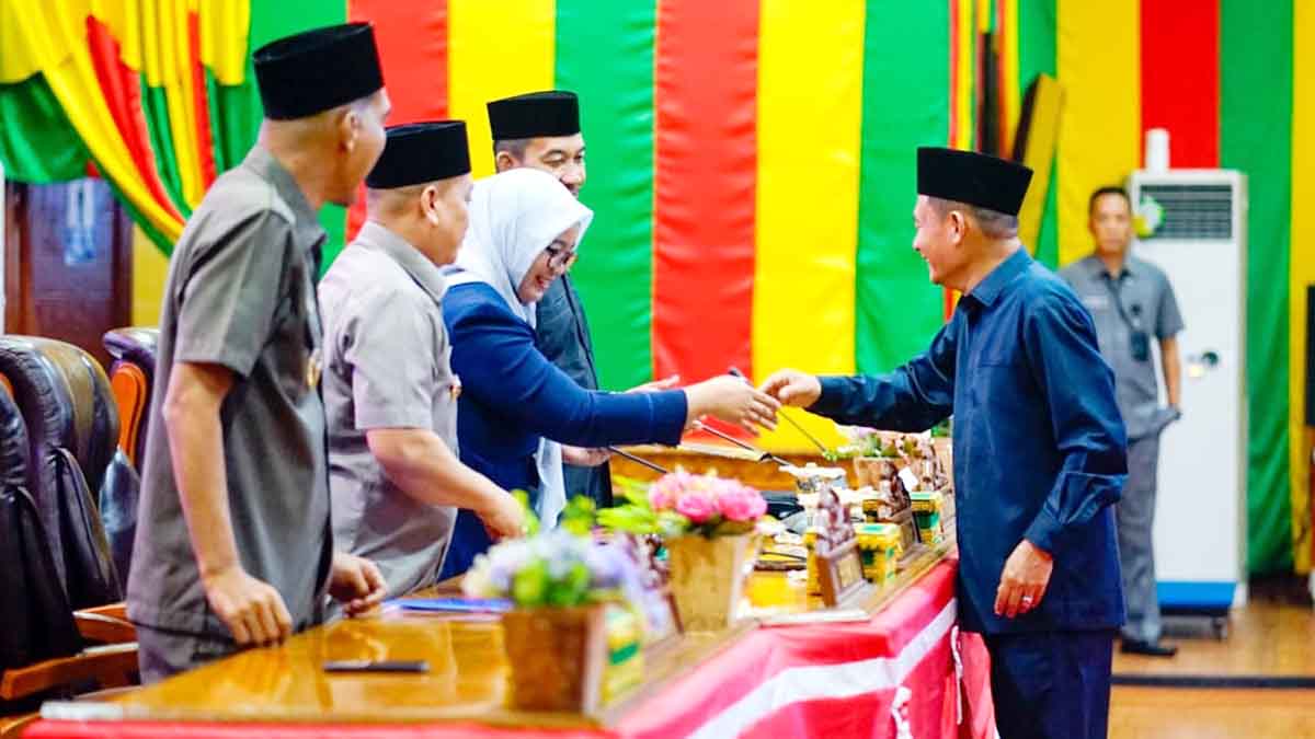 Ketua DPRD Kabupaten Lingga, Maya Sari, menerima hasil pandangan fraksi terkait pengusulan Ranperda tentang Penataan dan Pemberdayaan PKL di Kabupaten Lingga