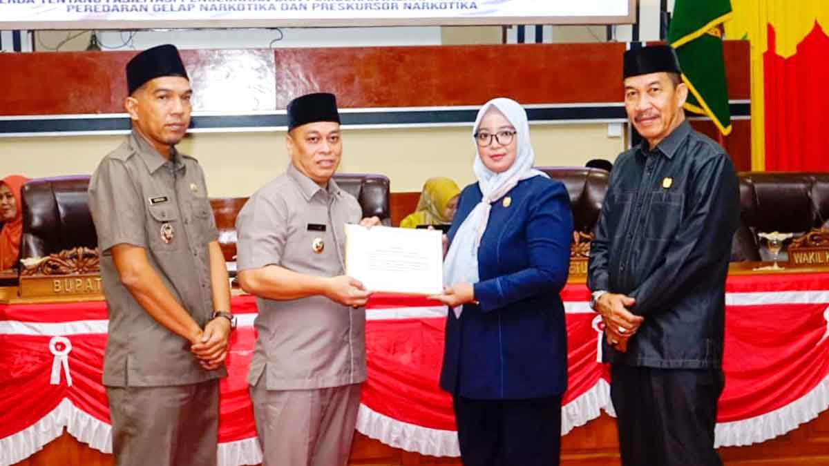 Ketua DPRD Kabupaten Lingga, Maya Sari, menerima usulan Ranperda tentang Fasilitasi Pencegahan dan Pemberantasan Penyalahgunaan serta Peredaran Gelap Narkotika dari Bupati Lingga, Muhammad Nizar