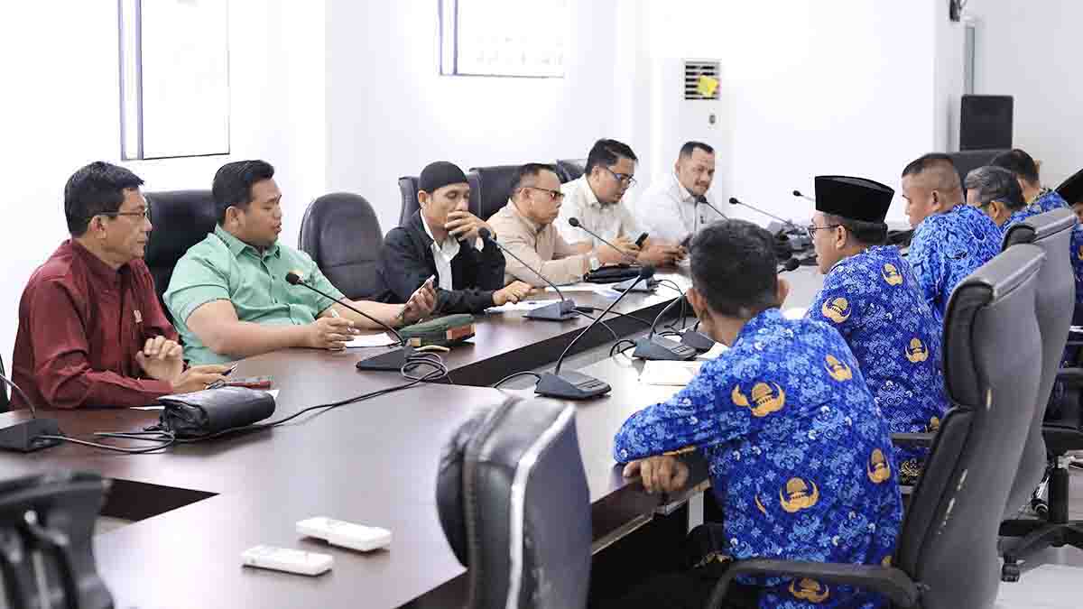 Ketua Komisi 2 DPRD Kepulauan Meranti, Syafi’i Hasan memimpin rapat bersama Disperindag UKM terkait ketersediaan dan distribusi bahan pokok menjelang hari raya Idul Fitri