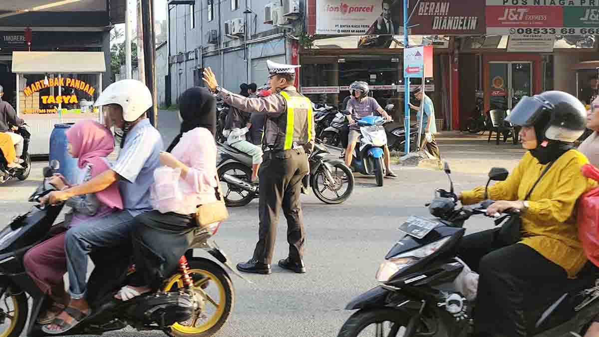 Menjelang waktu berbuka puasa di Bulan Ramadhan 1446 H, personel Polres Bintan dikerahkan untuk mengatur arus lalu lintas di sejumlah titik keramaian dan pasar Ramadhan