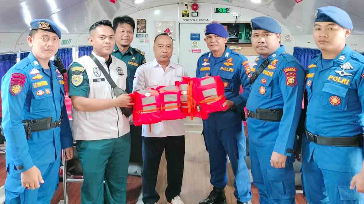 Satpolair Polres Kepulauan Meranti bersama KSOP Kelas IV Selat Panjang melaksanakan pengecekan uji kelaikan kapal penumpang di Pelabuhan Tanjung Harapan