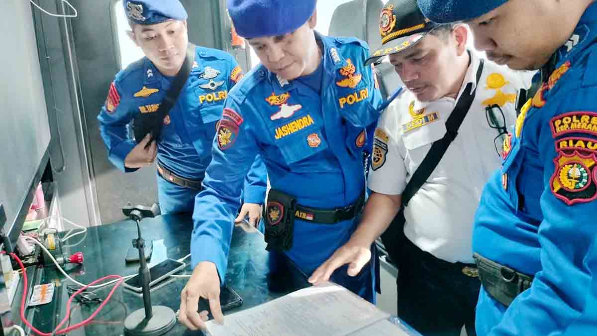 Satpolair Polres Kepulauan Meranti bersama petugas KSOP Kelas IV Selat Panjang melaksanakan pengecekan uji kelaikan kapal penumpang di Pelabuhan Tanjung Harapan