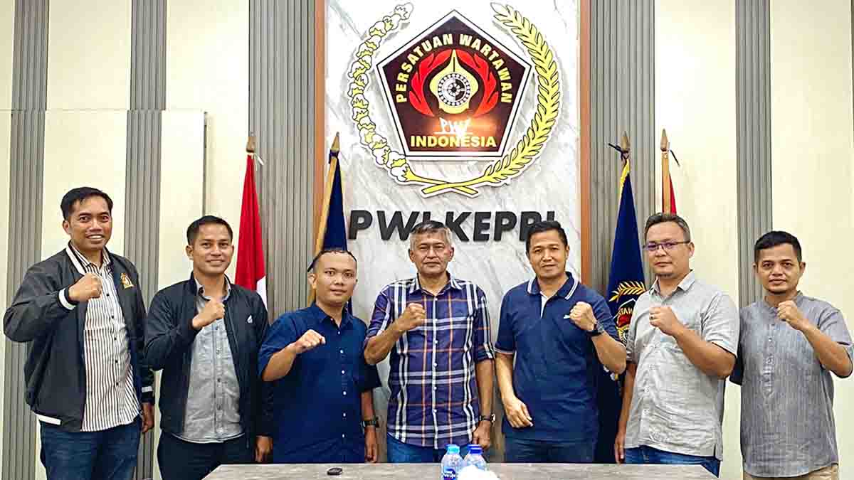 Sekretaris PWI Provinsi Kepri, Amril dan Pengurus PWI Kepri bersama jajaran Dit Intelkam Polda Kepri
