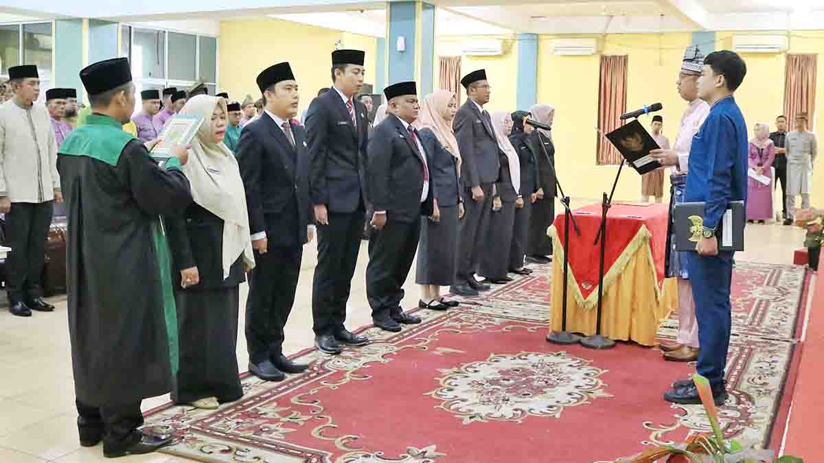 Wakil Bupati Kepulauan Meranti, Muzamil Baharudin, mengambil sumpah dan melantik 9 (sembilan) pejabat di lingkungan Pemerintah Kabupaten Kepulauan Meranti