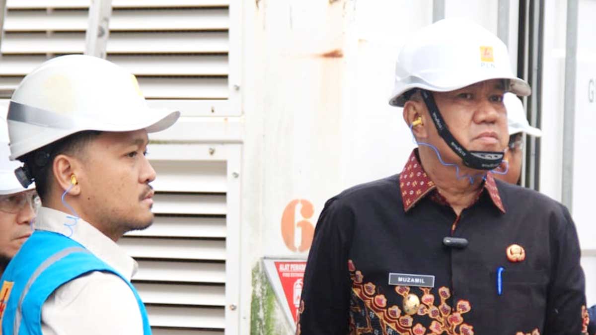Wakil Bupati Kepulauan Meranti, Muzamil Baharudin, meninjau Pembangkit Listrik PLN ULP Selat Panjang
