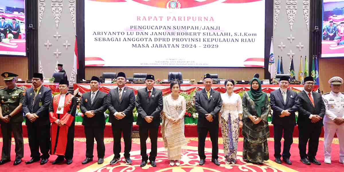 Wakil Gubernur Kepri, Nyanyang Haris Pratamura, saat menghadiri Rapat Paripurna Pengucapan Sumpah dan Janji 2 Anggota DPRD Kepri