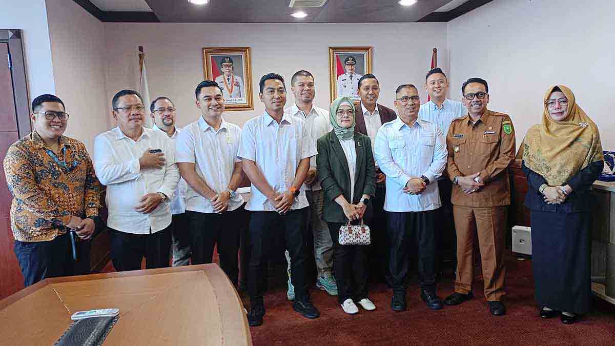 Wakil Gubernur Kepulauan Riau, Nyanyang Haris Pratamura, bersama Kepala Dinas Koperasi dan UKM Provinsi Kepri, Riki Rionaldi dan Pengurus HIPMI Batam