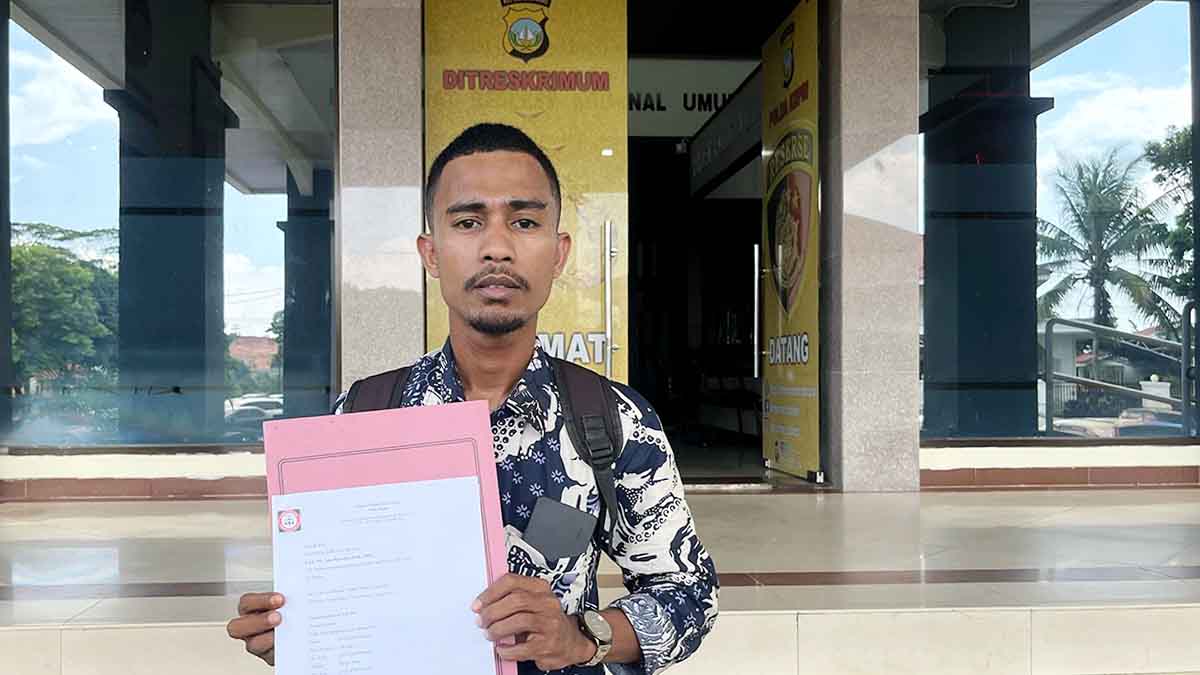Aliansi Mahasiswa Hukum Batam saat melaporkan anggota DPRD Kepri, Lik Khai, ke Polda Kepri