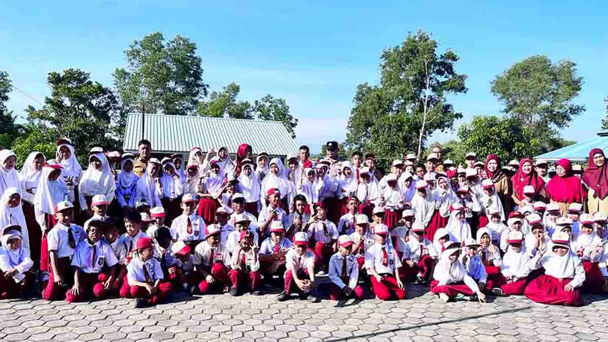 Bhabinkamtibmas Polsek Teluk Bintan AIPDA Erianto bersama para guru dan siswa SDN 009 Teluk Bintan