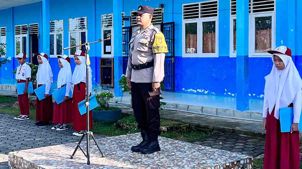 Bhabinkamtibmas Polsek Teluk Bintan, AIPDA Erianto, bertindak sebagai Pembina Upacara Bendera di SDN 009 Teluk Bintan