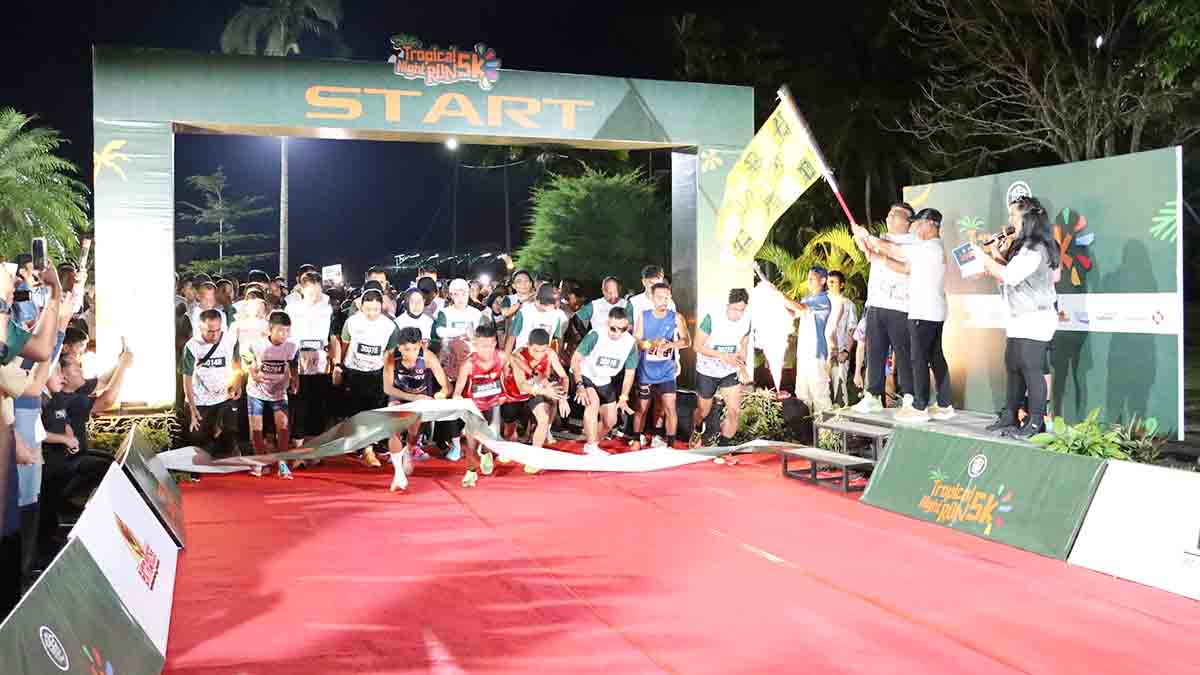 Bupati Bintan, Roby Kurniawan, melepas peserta Tropical Night Run 5K 2025 di kawasan PT Bintan Inti Industrial Estate (PT BIIE), Lobam
