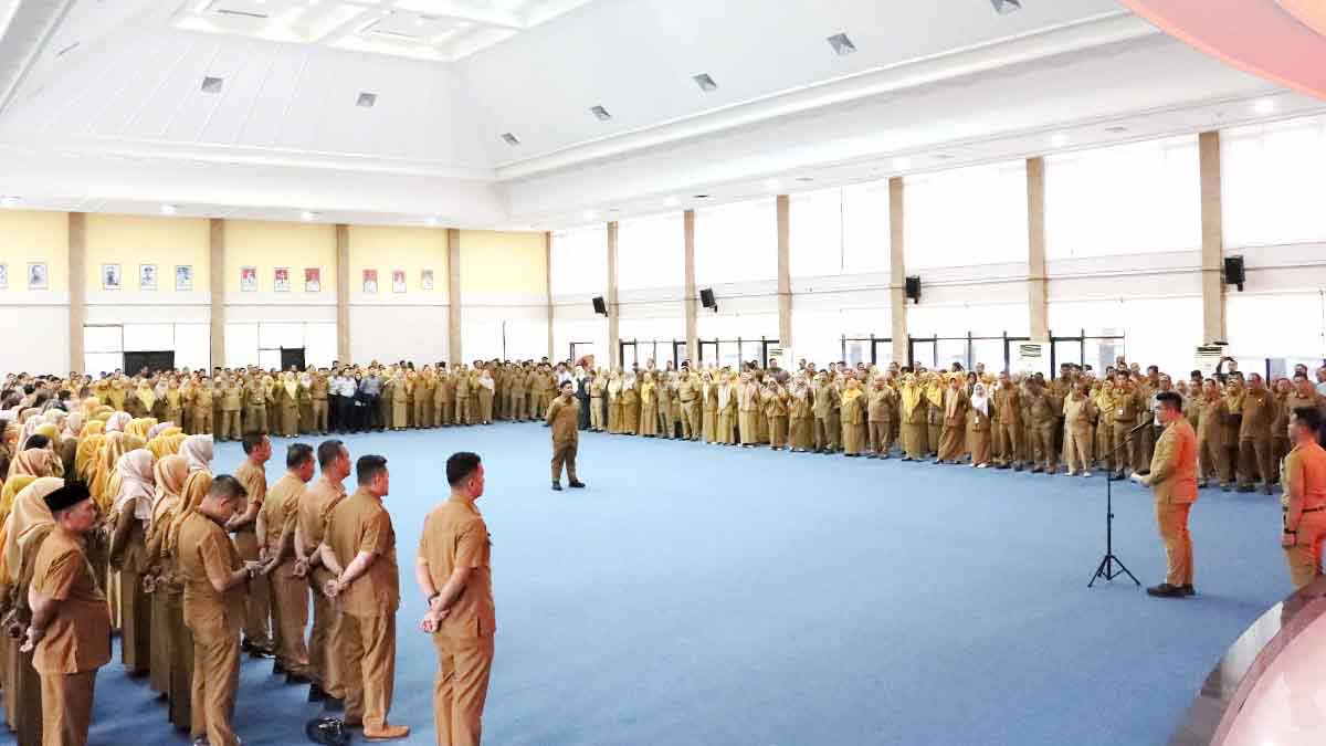 Bupati Bintan, Roby Kurniawan, memimpin apel perdana usai libur lebaran Idul Fitri 1446 Hijriah bersama ASN Kabupaten Bintan