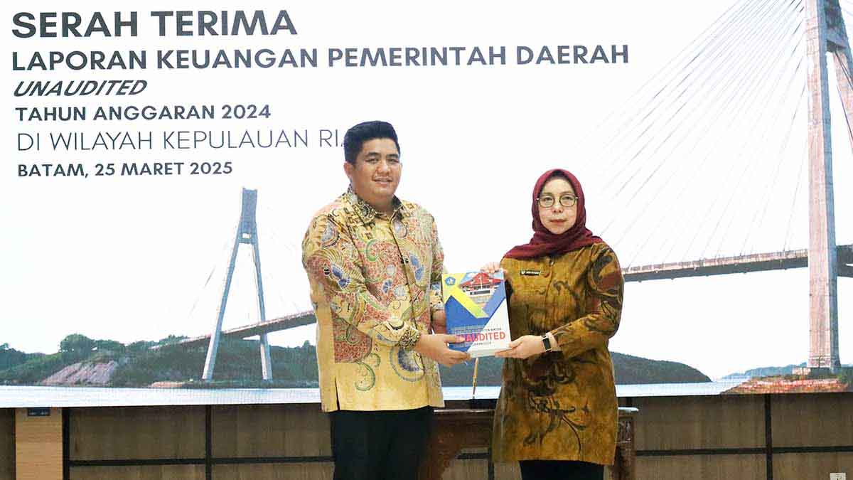 Bupati Bintan, Roby Kurniawan, menyerahkan Laporan Keuangan Pemerintah Daerah (LKPD) Unaudited Kabupaten Bintan Tahun Anggaran 2024 kepada BPK Perwakilan Provinsi Kepri