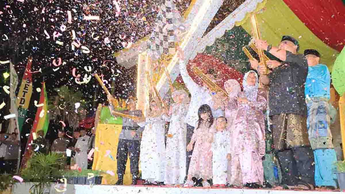 Bupati Bintan, Roby Kurniawan, secara resmi melepas Pawai Takbir Idul Fitri 1446 H yang diikuti puluhan kendaraan hias dan ratusan kendaraan roda dua di Gedung LAM Bintan, Kijang Kota