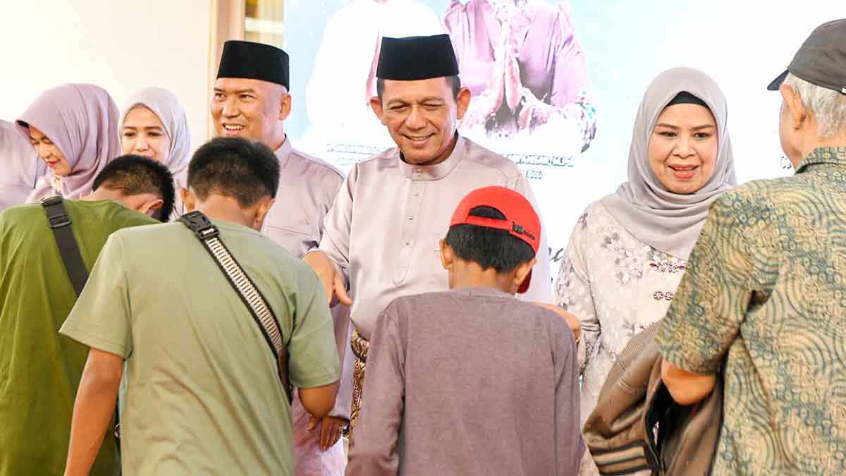 Gubernur Kepulauan Riau, Ansar Ahmad bersama Wakil Gubernur Kepri Nyanyang Haris Pratamura beserta istri saat open house Idul Fitri 1446 H di Gedung Daerah, Tanjung Pinang