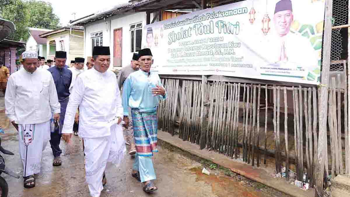 Gubernur Kepulauan Riau, Ansar Ahmad, bersana Warga Pulau Terong Kecamatan Belakang Padang, Kota Batam
