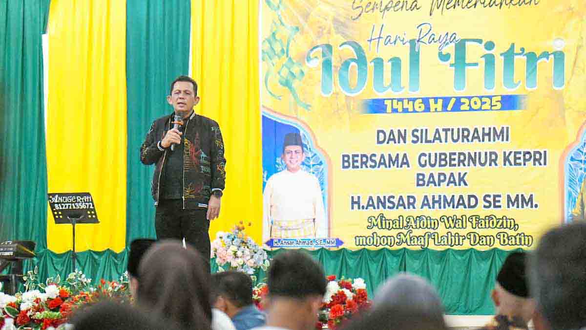 Gubernur Kepulauan Riau, Ansar Ahmad, menyampaikan kata sambutan pada acara Festival Lagu Idul Fitri di Taman Kota Kijang, Kabupaten Bintan