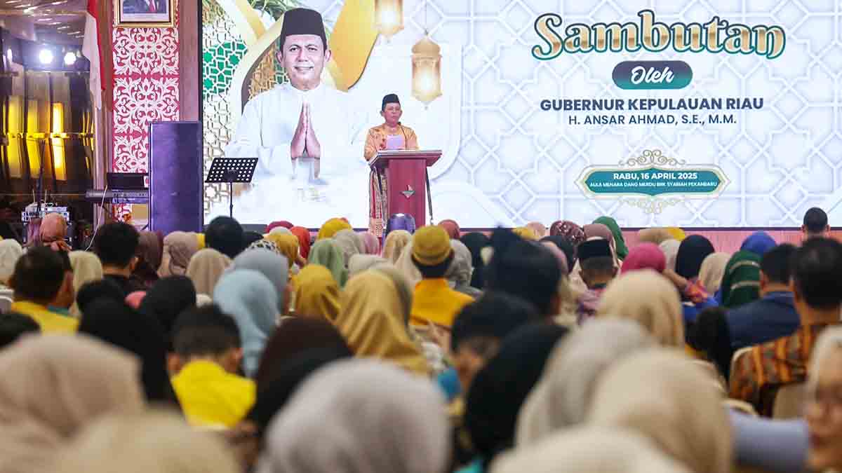 Gubernur Kepulauan Riau, Ansar Ahmad, menyampaikan kata sambutan pada acara halalbihalal bersama masyarakat Kepri yang tinggal di Pekanbaru