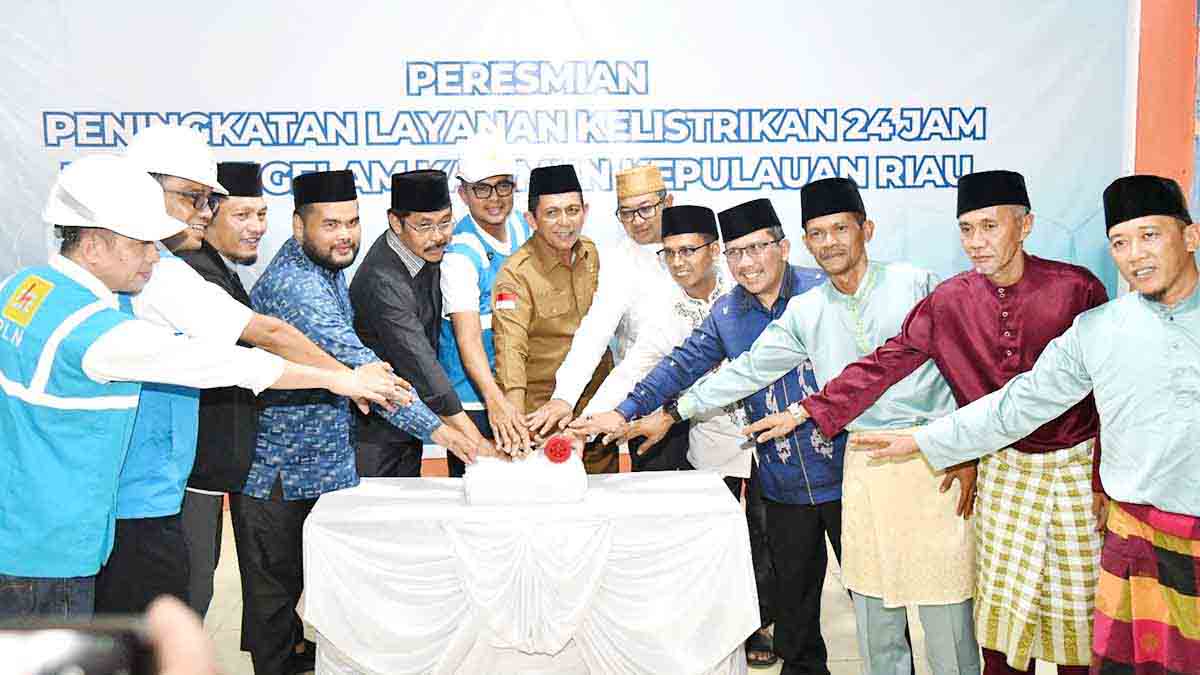 Gubernur Kepulauan Riau, Ansar Ahmad, meresmikan pelayanan listrik 24 jam di Pulau Parit, Kecamatan Selat Gelam, Kabupaten Karimun