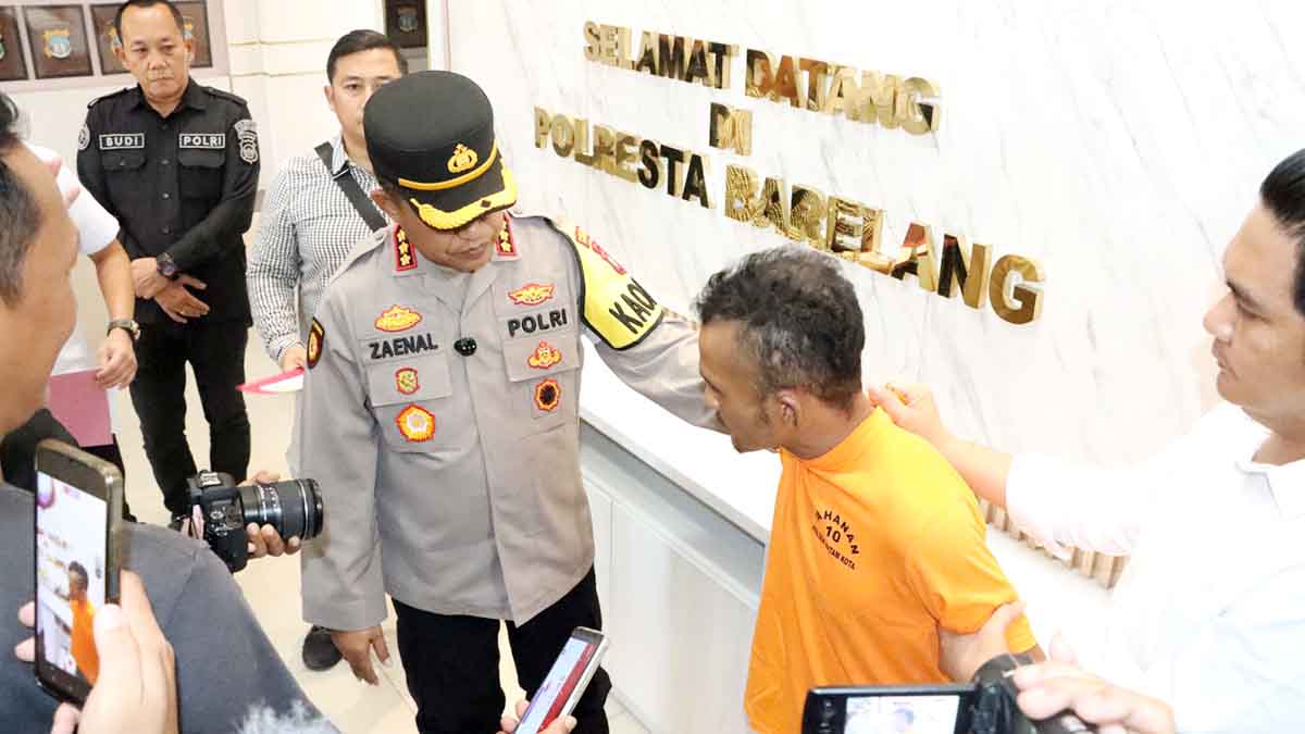 Kapolresta Barelang, Kombes Pol Zaenal Arifin, bersama pelaku penggelapan sepeda motor Honda Beat warna hitam lengkap dengan BPKB dan STNK
