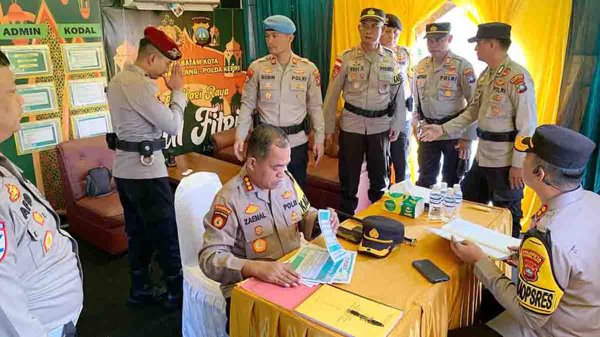 Kapolresta Barelang, Kombes Pol Zainal Arifin bersama Wakapolresta Barelang, AKBP Fadli Agus, melakukan pemeriksaan Pos Pengamanan Fanindo Batam Center dan Pelabuhan Batam Center.