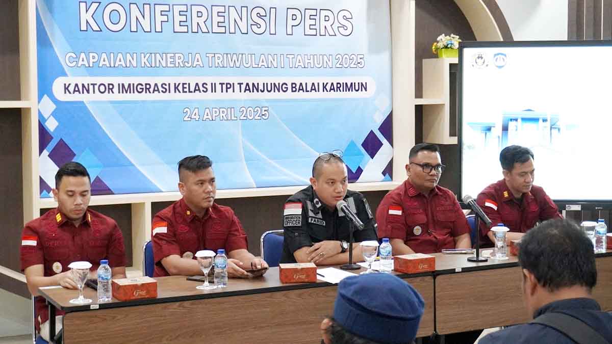 Kepala Kantor Imigrasi Tanjung Balai Karimun, Dwi Avandho Farid, saat konferensi pers realisasi Penerimaan Negara Bukan Pajak (PNBP) Triwulan I Tahun 2025
