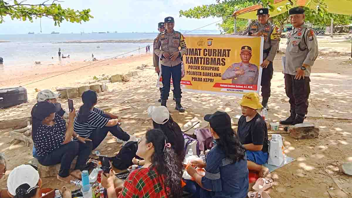 Polsek Sekupang Gelar Jumat Curhat di Pantai Tanjung Pinggir, Warga Apresiasi Kedekatan Polri