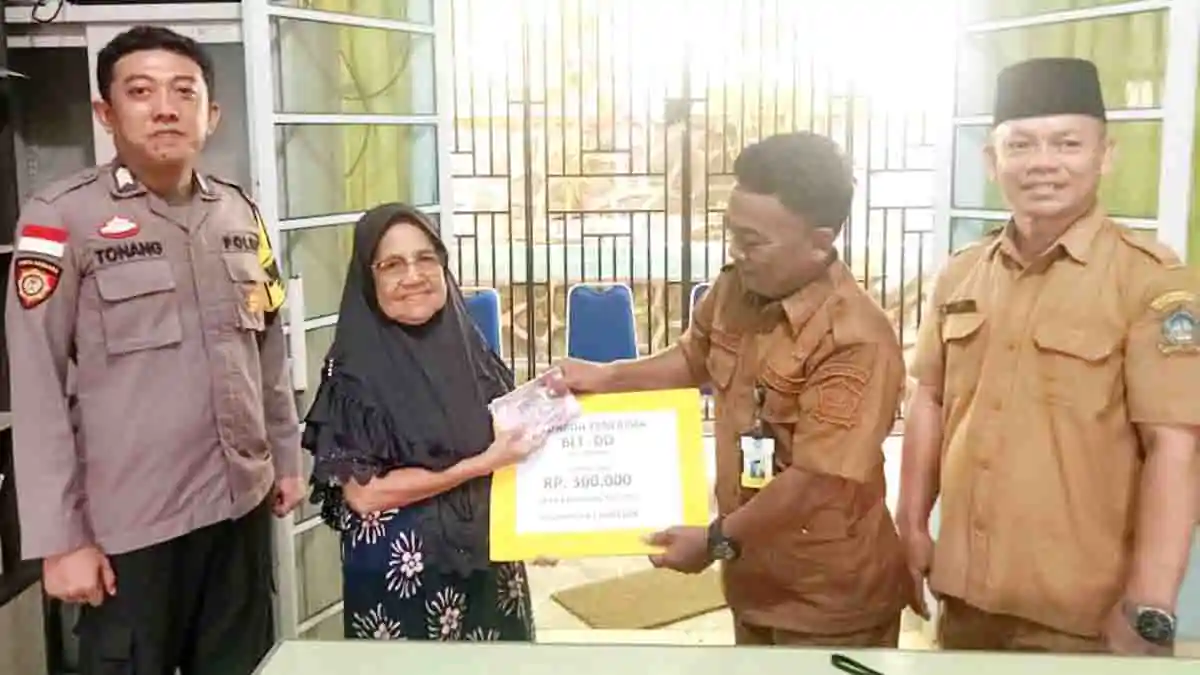 Bhabinkamtibmas Tambelan Kawal Penyaluran BLT Dana Desa di Kampung Melayu