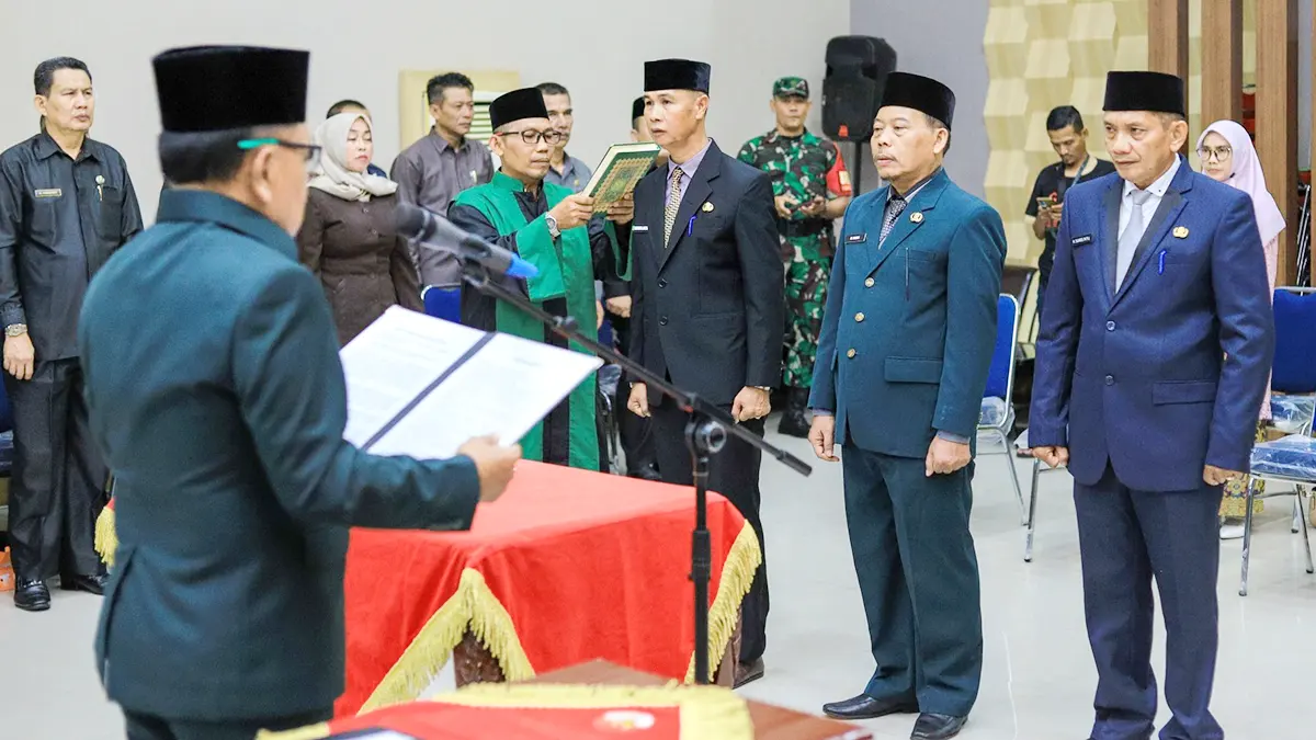 Bupati Kepulauan Meranti, AKBP (Purn) Asmar, melantik dan mengambil sumpah tiga Pejabat Pimpinan Tinggi Pratama di lingkungan Pemerintah Kabupaten Kepulauan Meranti