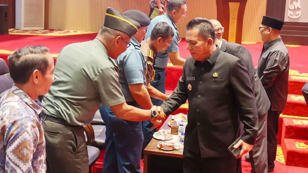 Gubernur Kepri Ansar Ahmad bersalaman dengan para tamu undangan yang menghadiri rapat paripurna