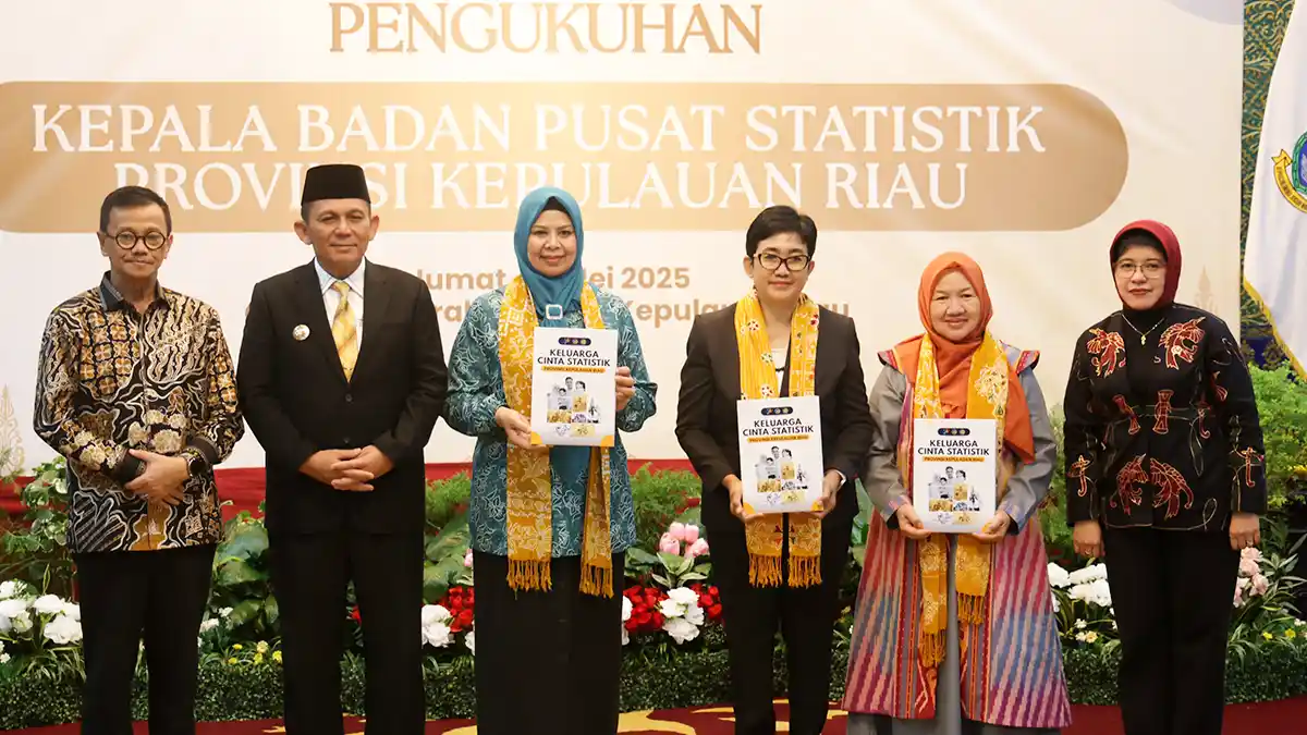 Gubernur Kepulauan Riau, Ansar Ahmad, bersama Kepala BPS RI, Amalia Adininggar Widyasanti, Kepala BPS Kepri, Margaretha Ari Anggorowati, Dewi Kumalasari Ansar dan Raja Ariza