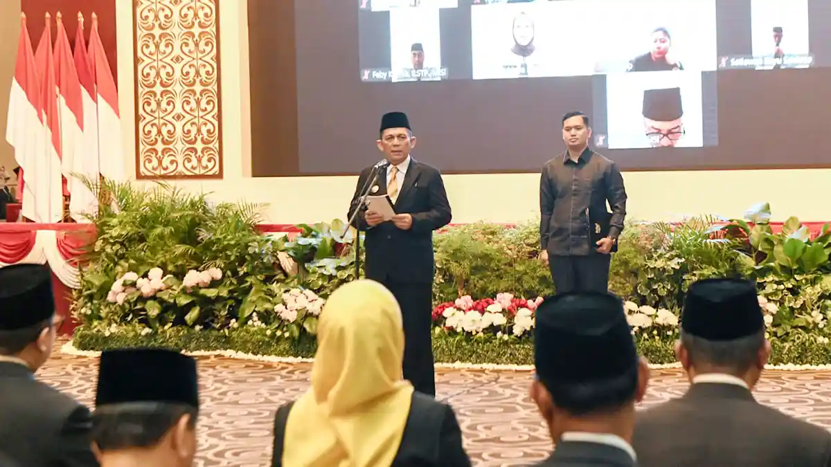 Gubernur Kepulauan Riau, Ansar Ahmad, memberikan pengarahan kepada 132 pejabat struktural dan fungsional yang baru dilantik