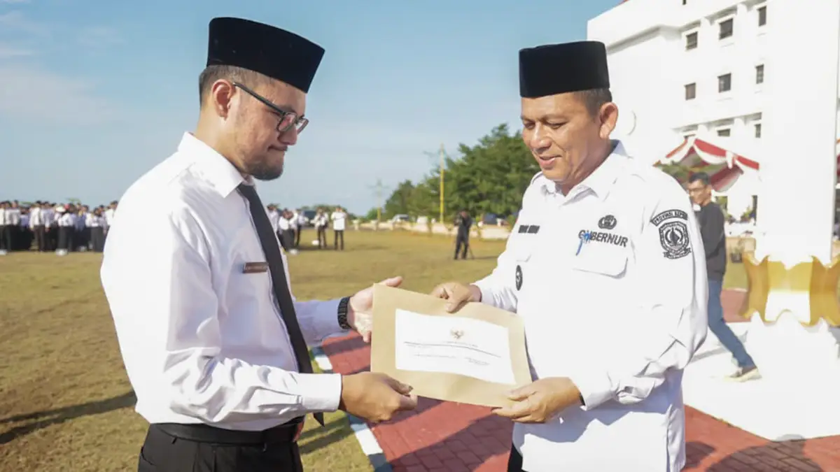 Gubernur Kepulauan Riau Ansar Ahmad menyerahkan SK kepada ASN dan PPPK Provinsi Kepri