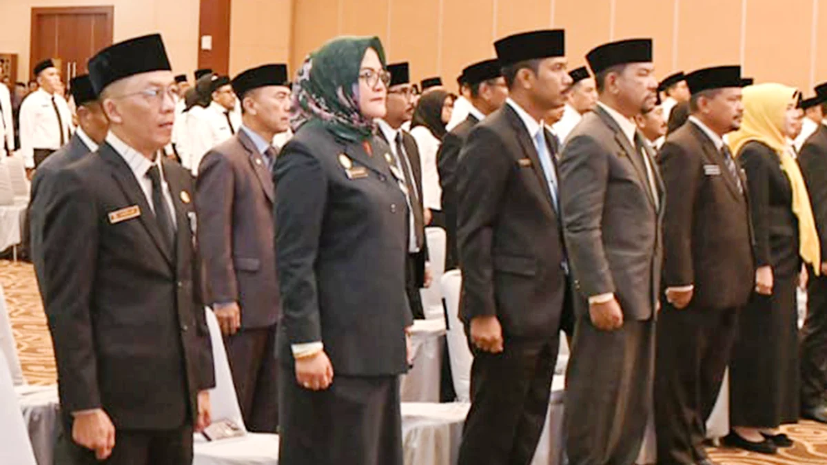 Gubernur Kepulauan Riau, Ansar Ahmad, saat melantik Hasan sebagai Kadis Pariwisata Provinsi Kepri bersama pejabat Pimpinan Tinggi Pratama lainnya