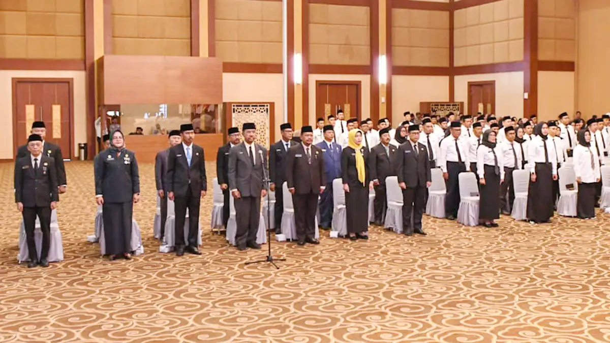 Gubernur Kepulauan Riau, Ansar Ahmad, saat melantik Zulhendri sebagai Kepala Biro Perekonomian dan Pembangunan Provinsi Kepri bersama pejabat eselon II lainnya