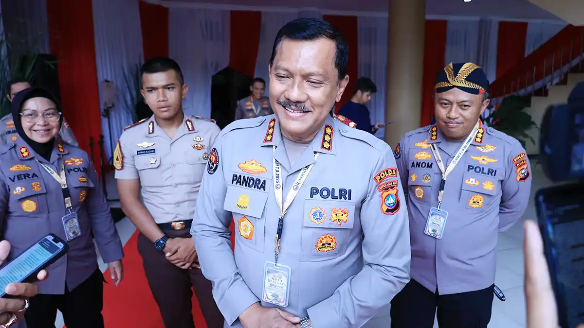 Kabid Humas Polda Kepri, Kombes Pol Zahwani Pandra Arsyad, meraih penghargaan sebagai Peserta Terbaik dalam Pelatihan Media Handling yang menjadi bagian dari Rakernis Humas Polri 2025