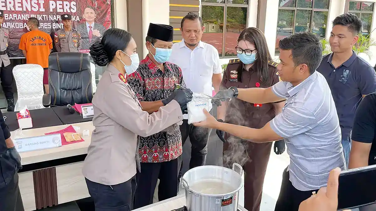 Kapolres Bintan, AKBP Yunita Stevani, bersama perwakilan Kejaksaan, Pengacara dan Pengadilan memusnahkan Sabu Hasil Pengungkapan Kasus Narkotika