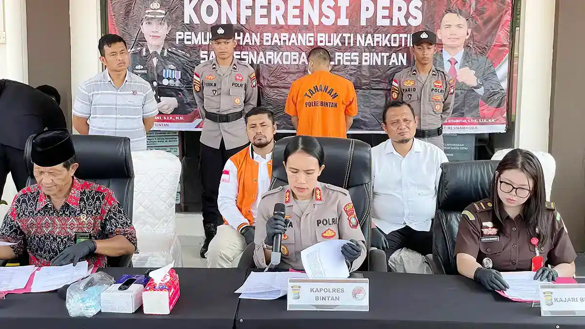Kapolres Bintan, AKBP Yunita Stevani, bersama perwakilan Kejaksaan, Pengacara dan Pengadilan yang hadir dalam kegiatan pemusnahan narkotika jenis Sabu seberat 495,48 gram
