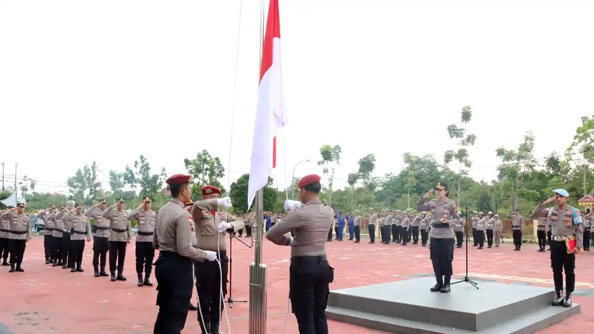 Kapolres Bintan, AKBP Yunita Stevani, bertindak sebagai Inspektur Upacara Hari Kebangkitan Nasional ke 117 tahun 2025