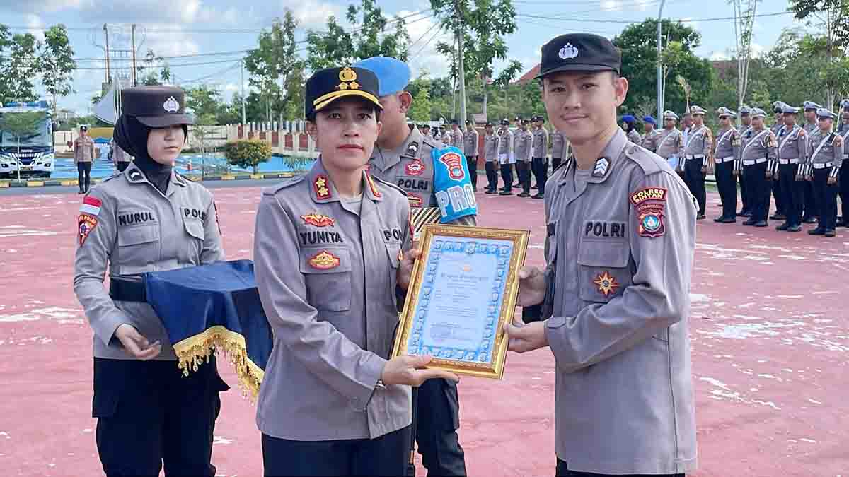 Kapolres Bintan AKBP Yunita Stevani memberikan penghargaan kepada personel Polres Bintan yang berprestasi
