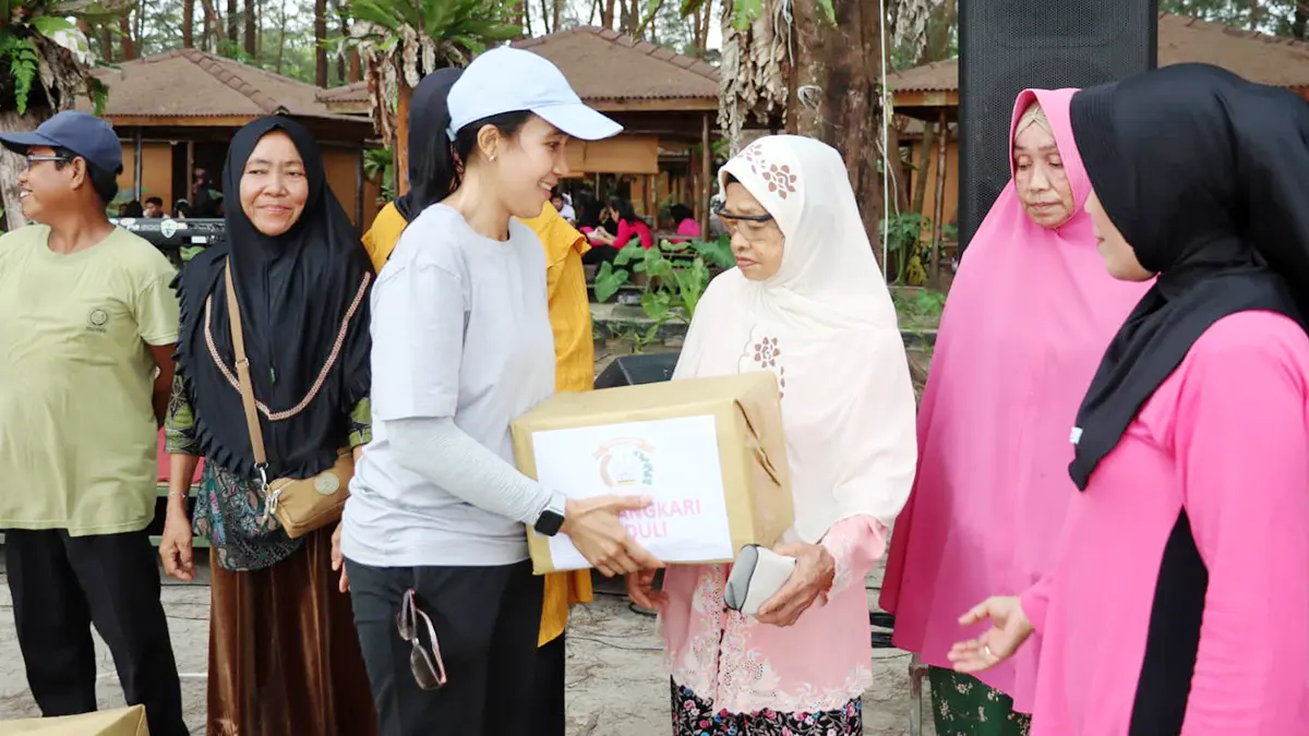 Kapolres Bintan, AKBP Yunita Stevani, menyerahkan 45 paket sembako kepada masyarakat di Desa Teluk Bakau, Kecamatan Gunung Kijang, Kabupaten Bintan