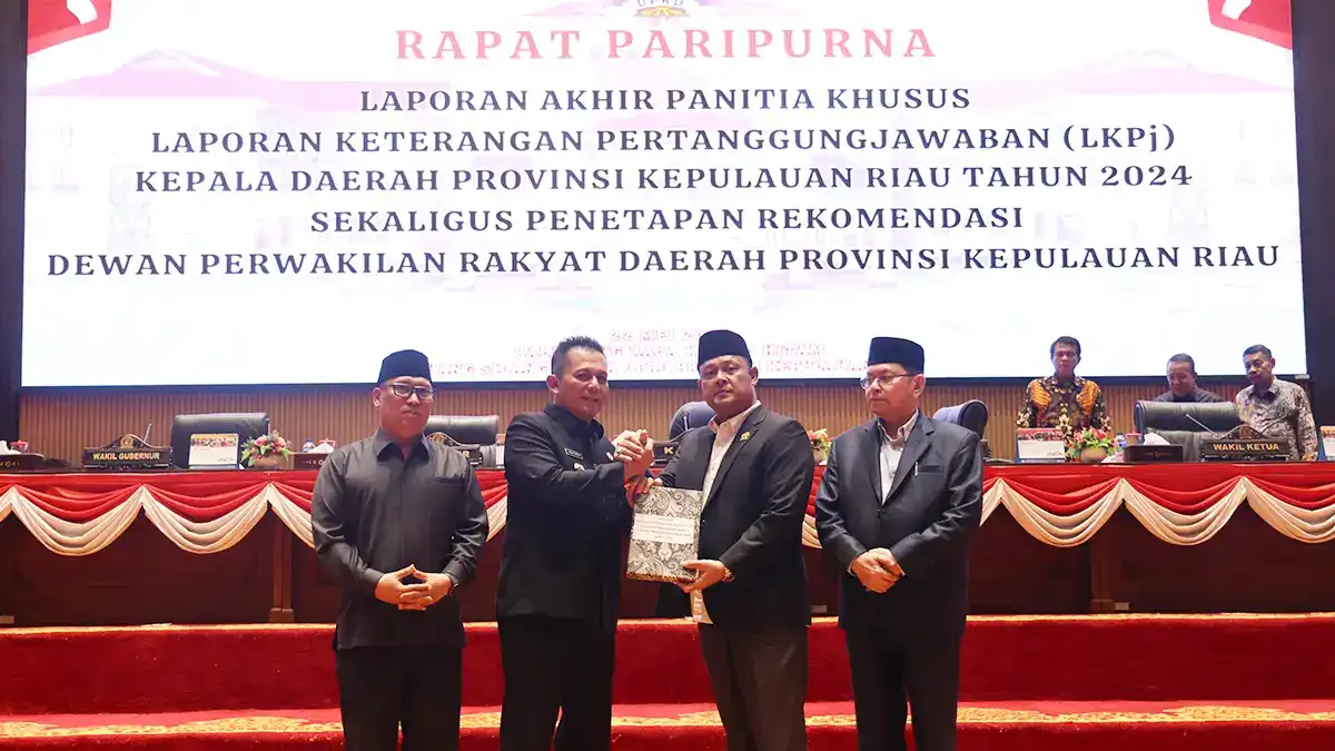 Ketua DPRD Kepri, Iman Sutiawan, menyampaikan Rekomendasi LKPj Tahun Anggaran 2024 kepada Gubernur Kepri Ansar Ahmad