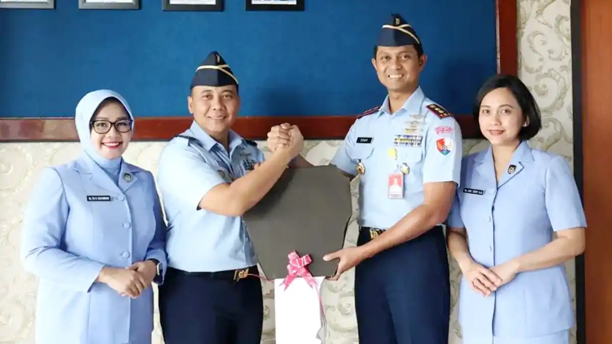 Letkol Pnb Sony Aji Pramono menyerahkan Komando Lanud Hang Nadim Batam kepada Letkol Pnb Hendro Sukamdani