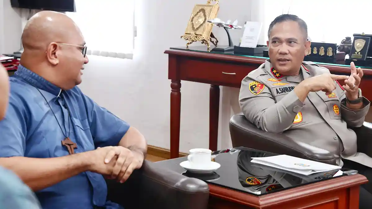 Romo Paschal saat melakukan pertemuan bersama Kapolda Kepri, Irjen Pol Asep Safrudin di Mapolda Kepri