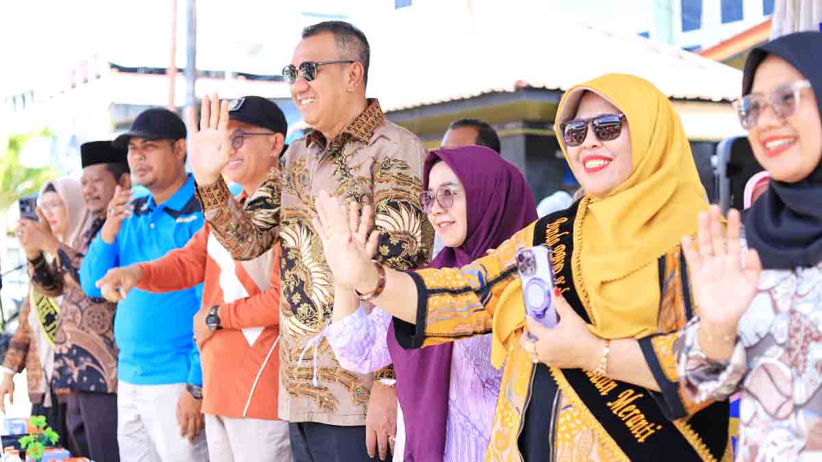 Wakil Bupati Kepulauan Meranti, Muzamil Baharudin, melepas pawai karnaval anak-anak TK se-Kecamatan Tebing Tinggi dalam rangka HUT ke-75 IGTKI-PGRI tahun 2025