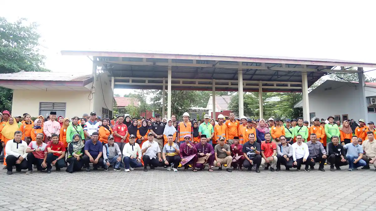 Wali Kota Tanjung Pinang, Lis Darmansyah, bersama 650 personel gabungan yang terdiri dari petugas kebersihan dan relawan dalam program Tanjung Pinang Berbenah