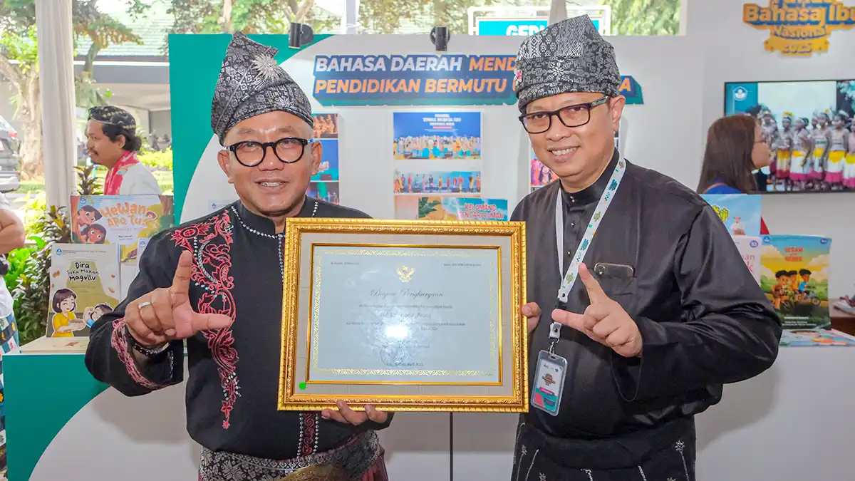 Wali Kota Tanjung Pinang, Lis Darmansyah bersama Kepala Dinas Pendidikan Kota Tanjung Pinang Teguh Ahmad Syafari usai menerima penghargaan dari Menteri Pendidikan Dasar dan Menengah