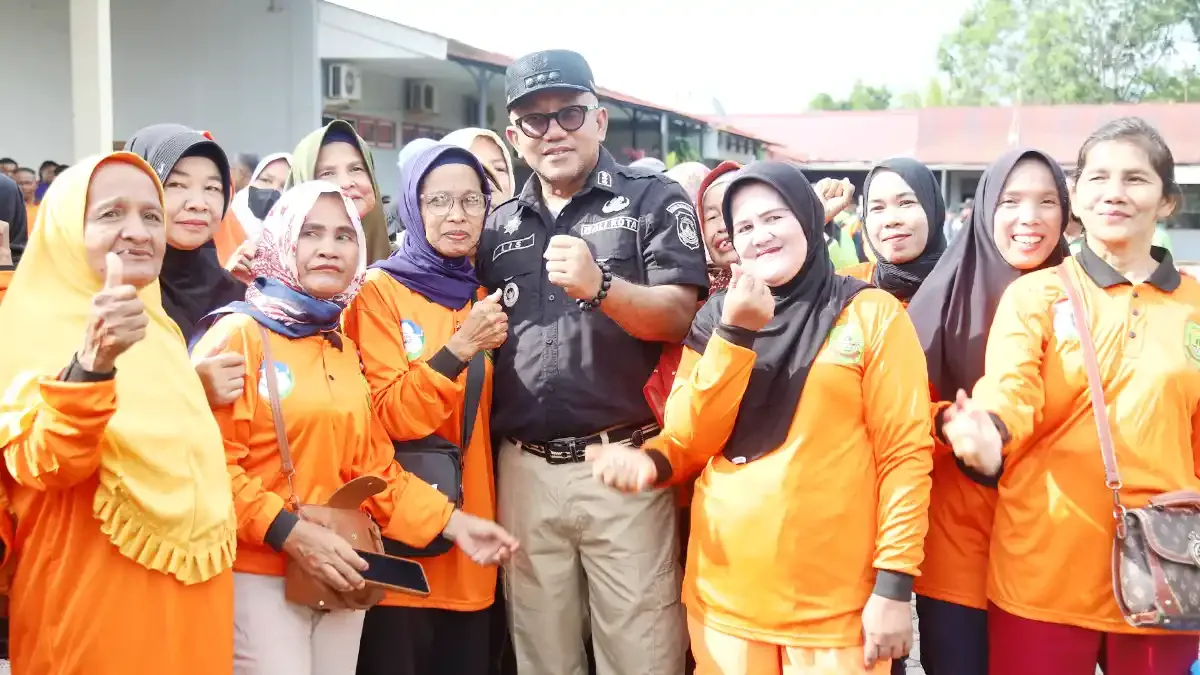 Wali Kota Tanjung Pinang, Lis Darmansyah, foto bersama para petugas kebersihan Kota Tanjung Pinang