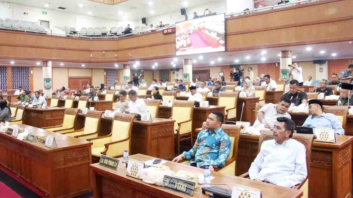 Anggota DPRD Batam mengikuti rapat paripurna pembentukan Pansus Ranperda RPJMD Batam 2025β2029 serta penyampaian Ranperda Pertanggungjawaban Pelaksanaan APBD Tahun Anggaran 2024